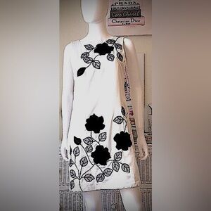 Chloe shift Mini dress silk w/ velvet floral appliqué in white & black size 6